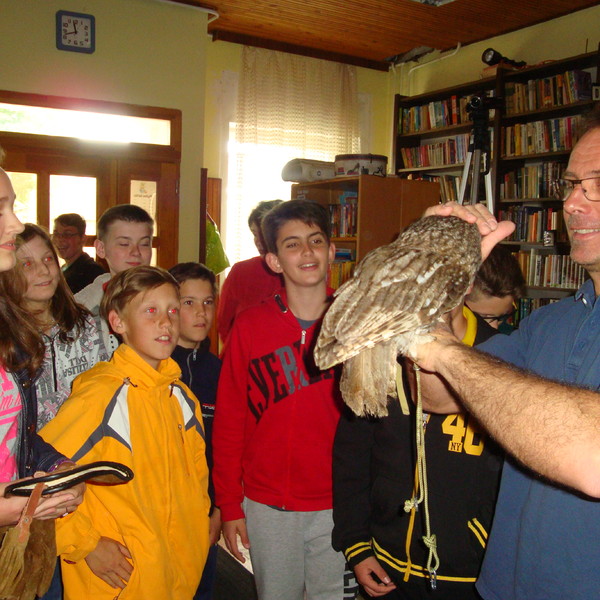 madaras előadás egy könyvtárban